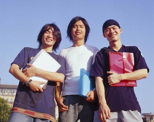畢業(yè)生檔案內(nèi)一般包括哪些材料？